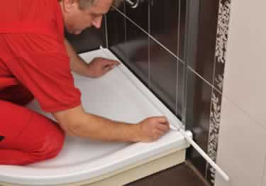 Burke Self-Stick Tub Molding White 1-1/2